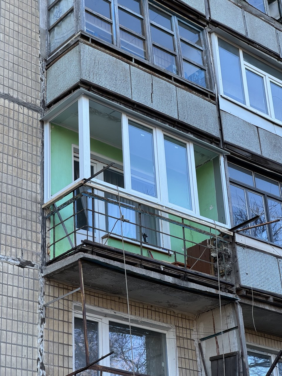 Встановлення металопластикової рами, зовнішня обшивка профлистом — вул. Квіткова, 26/48, селище Мирівське, фото 1