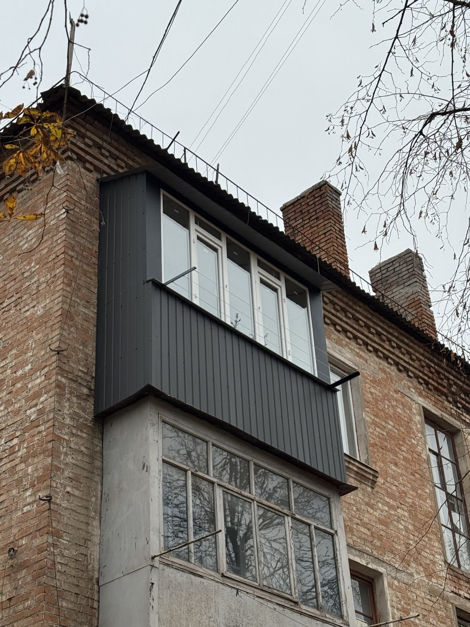Встановлення металопластикової рами, зовнішня обшивка профлистом, монтаж даху — вул. Самотічна, 9, фото 1