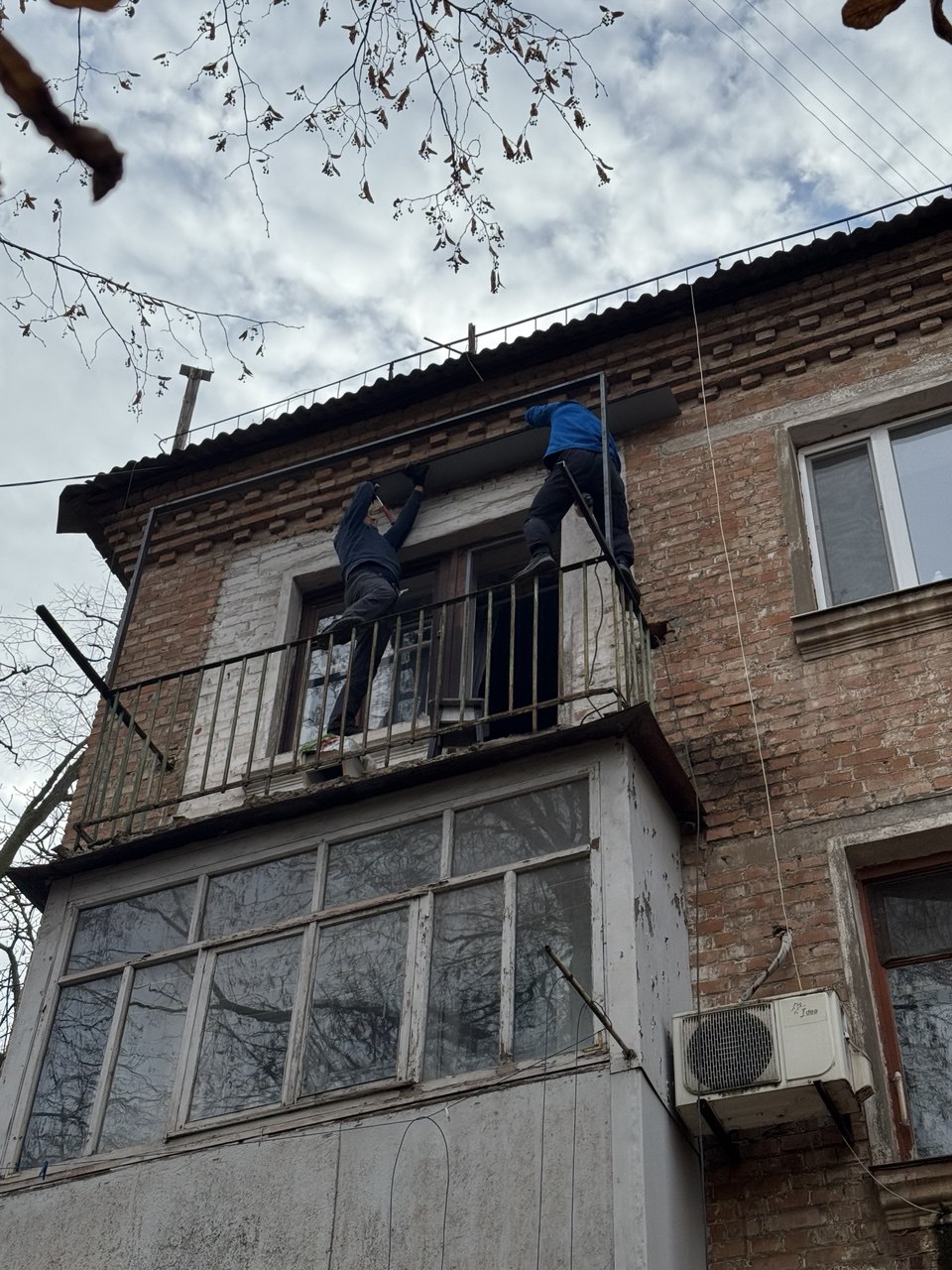 Встановлення металопластикової рами, зовнішня обшивка профлистом, монтаж даху — вул. Самотічна, 9, фото 2